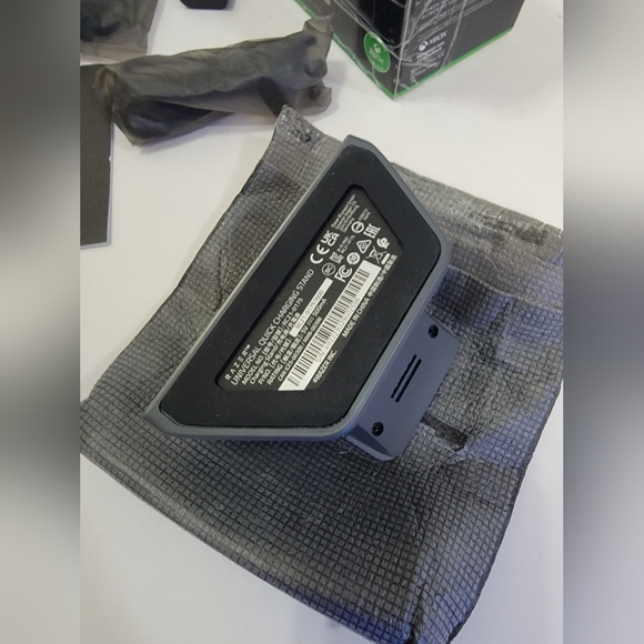 Razer Universal Quick Charging Stand for Xbox Series X|S, Lunar Shift - Picture 10 of 16